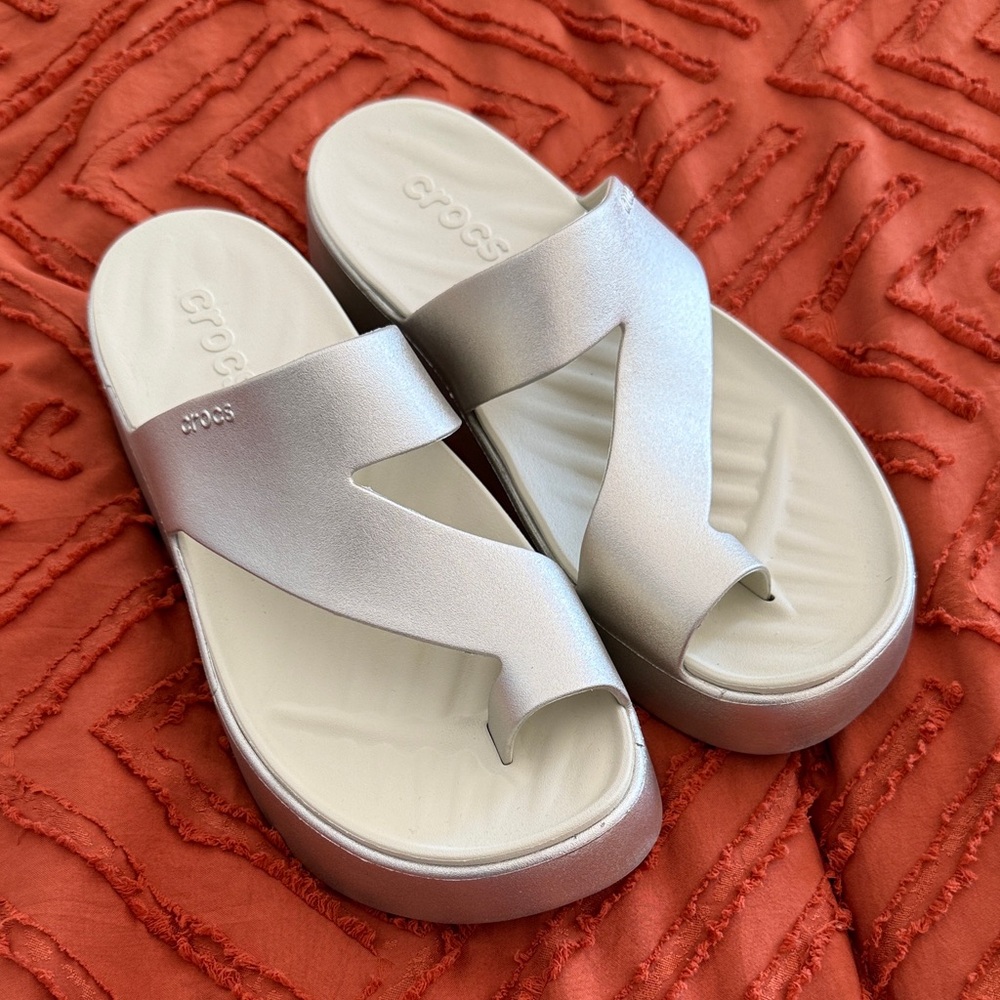 Crocs Getawy platform sandals, gold metallic size 7